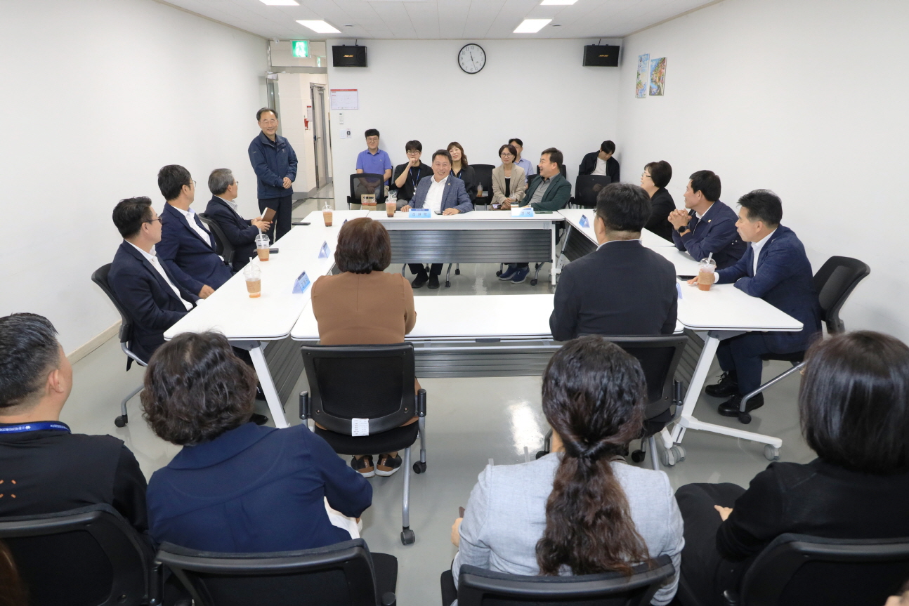 전통시장 장보기 및 시설 위문 방문 이미지(2)