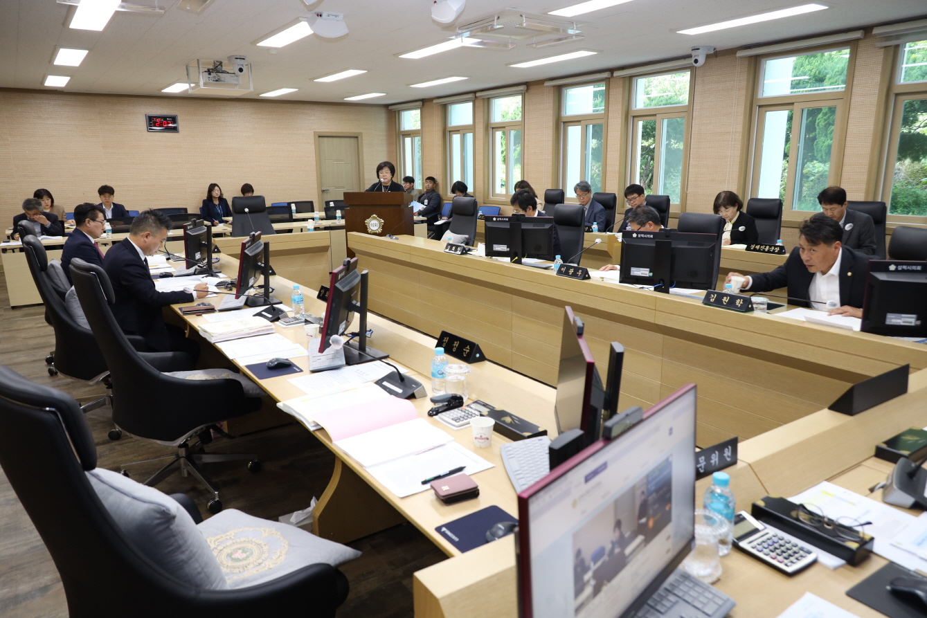 조례심사특별위원회 제1차 회의 이미지(3)