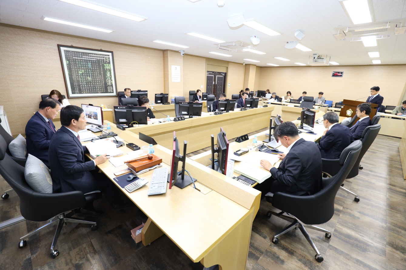 조례심사특별위원회 제1차 회의 이미지(2)